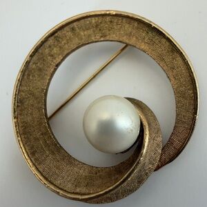 Vintage Coro Brushed Gold Tone Circle Brooch with Faux Pearl